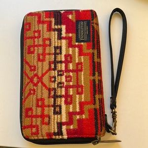 Pendleton wristlet / large wallet. In great condition.